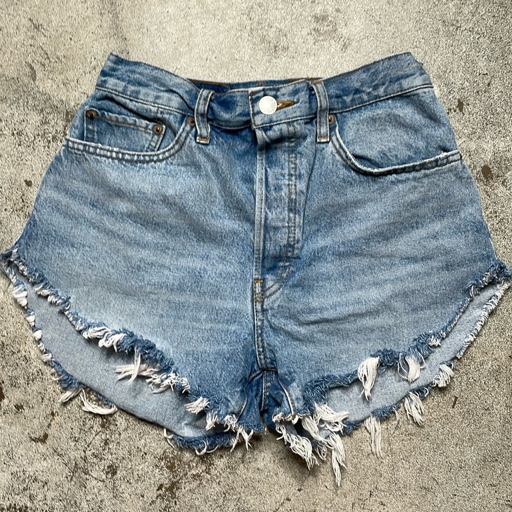 Re/Done Denim 70s High Rise Frayed Hem Cut off Short. Size 28.
